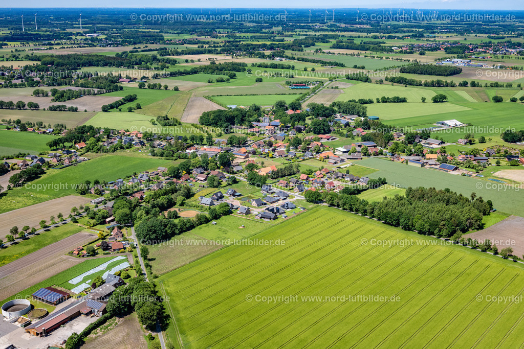 Ahrenswohlde_ELS_6451030622 | AHLERSTEDT 03.06.2022 Ortsansicht der Straßen und Häuser der Wohngebiete in Ahrenswohlde im Bundesland Niedersachsen, Deutschland. // Town View of the streets and houses of the residential areas in Ahrenswohlde in the state Lower Saxony, Germany. Foto: Martin Elsen
