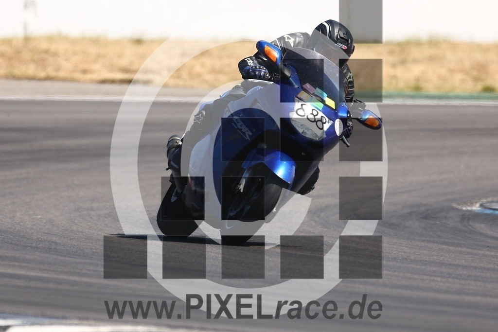 0888-20250704_01631 | Schöne Erinnerungen an spannende Momente - das festzuhalten ist unser Job. PIXELrace.de ist seit 2003 auf den Rennstrecken Europas unterwegs um die Action draußen beim Fahren und die wunderbare Stimmung imm Fahrerlager für euch einzufangen.