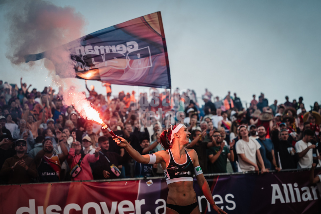Beachvolleyball | Frauen | Deutsche Meisterschaften 2025 Timmendorfer Strand | 06.09.2025 | Sandra Ittlinger feiert den Einzug ins Finale mit Pyrotechnik