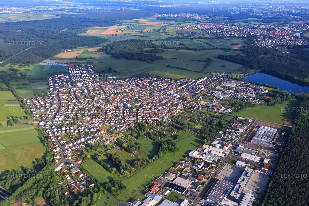 Luftbild: Dorfübersicht aus Südosten am Königsee im Ortsteil Zellhausen in Mainhausen im Bundesland Hessen in Deutschland. Foto: IMG_088740.jpg vom 20.05.2016 durch Werner Riehm/FLY-FOTO.de