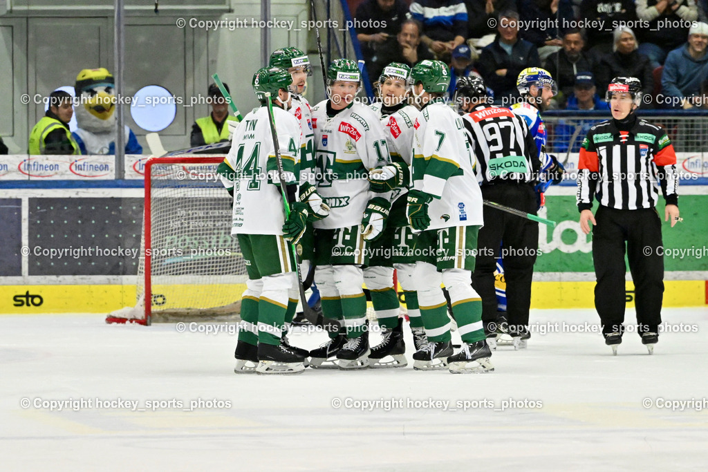 EC IDM WÄRMEPUMPEN VSV vs. FTC-TELEKOM JÉGKORONG | Jubel FTC-TELEKOM JÉGKORONG Mannschaft, EC IDM WÄRMEPUMPEN VSV vs. FTC-TELEKOM JÉGKORONG, EC IDM WÄRMEPUMPEN VSV vs. FTC-TELEKOM JÉGKORONG am 19.10.2025 in Villach (Stadthalle Villach), Austria, (Photo by Bernd Stefan)