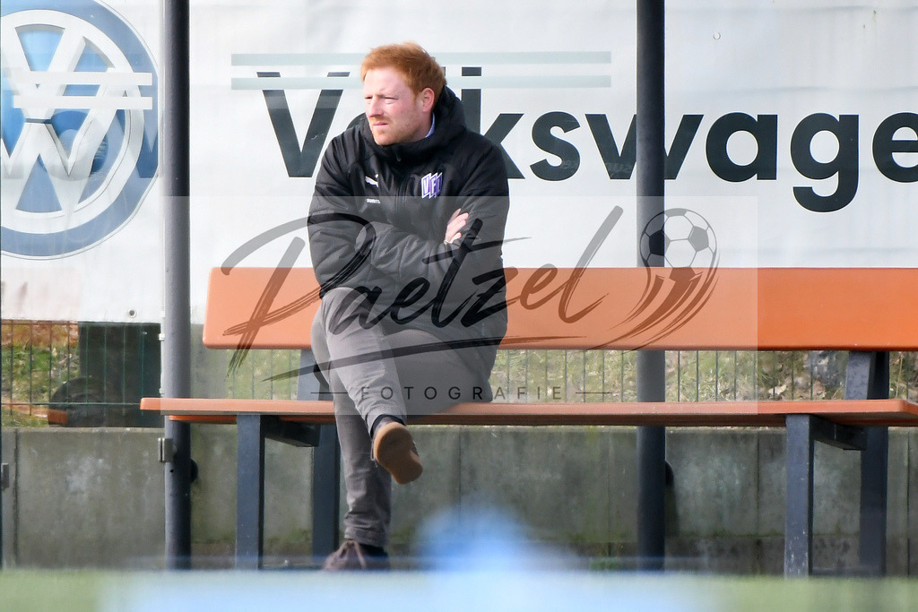 20200302_TRAOSN_0062 | Fussball, Herren: Sportdirektor Benjamin Schmedes (VfL Osnabrueck) schaut waehrend der Trainingseinheit des VfL Osnabrueck im Sportpark Illoshoehe am 02.03.2020 in Osnabrueck, Deutschland. - Realisiert mit Pictrs.com