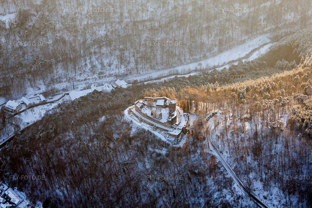 Winterlich schneebedeckte Ruine und Mauerreste der ehemaligen Burganlage und Feste  Burg Landeck | Luftbild: Winterlich schneebedeckte Ruine und Mauerreste der ehemaligen Burganlage und Feste  Burg Landeck in Klingenmünster im Bundesland Rheinland-Pfalz in Deutschland. Foto: IMG_54670.jpg vom 08.12.2012 durch Werner Riehm/FLY-FOTO.de - Realisiert mit Pictrs.com