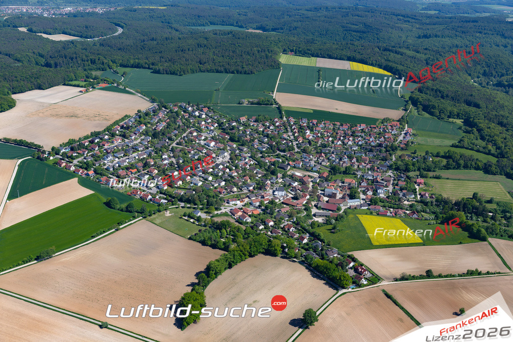 Die Luftaufnahme Eilsbrunn - Sinzing wurde 2021 mittels Flugzeug (keine Drohne) erstellt. Hohe Auflösung -für große Poster und Wandbilder geeignet!