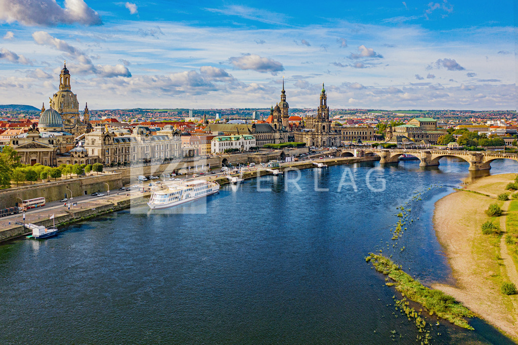 Altstadt-Dresden-Luftbild-Elbe-DJI_0139 | Panorama-Blick von oben über die Altstadt Dresdens mit der Frauenkirche, Brühlschen Terrasse, Hofkirche, Semperoper  - Realisiert mit Pictrs.com