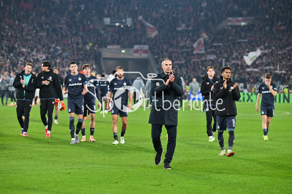 VfB Stuttgart - Feyenoord Rotterdam | STUTTGART, DEUTSCHLAND - 6. NOVEMBER: die Mannschaft von Robin Van PERSIE Trainer Feyenoord Rotterdam bedankt sich nach der Partie bei den mitgereisten Fans beim Ligaspiel zwischen dem VfB Stuttgart und Feyenoord Rotterdam am 4. Spieltag der Europa League in der MHP-Arena am 06.11.2025