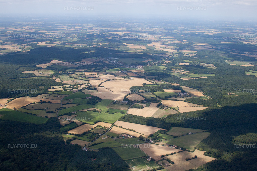 Vue aérienne: Vue de la ville à Berfay dans le département Sarthe, France. Photo: IMG_20027.jpg prise le 30/07/2009 par Werner Riehm/FLY-FOTO.eu – Résolution de l'original: 4752 x 3168 px