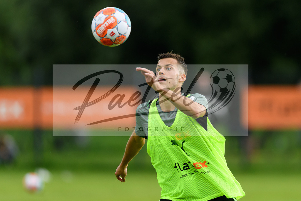 TRABMG20210719_132 | Fussball, Herren: Laszlo Benes (Borussia Moenchengladbach) in Aktion, am Ball, Einzelaktion beim Training von Borussia Moenchengladbach waehrend des Trainingslagers auf dem Trainingsplatz am Hotel Klosterpforte am 19.07.2021 in Harsewinkel, Deutschland. - Realisiert mit Pictrs.com