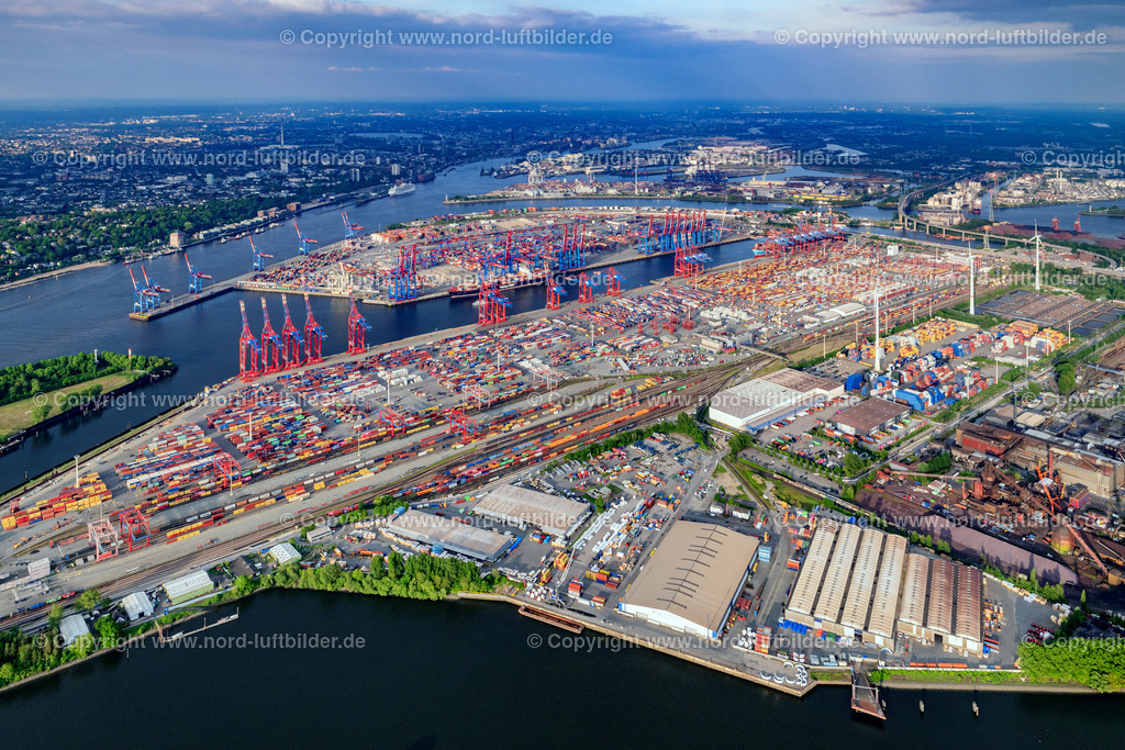 Hamburg_Waltershof_Eurogate_ELS_9695070524 | HAMBURG 06.05.2024 Containerterminal mit Abstellflächen bunt - farbiger Container im Containerhafen des Überseehafen der EUROGATE Container Terminal Hamburg GmbH im Morgennebel in Hamburg. Weiterführende Informationen bei: EUROGATE GmbH & Co. KGaA, KG,  HPA Hamburg Port Authority,  Hafen Hamburg Marketing e.V. (HHM). // Container Terminal in the port of the international port of the EUROGATE Container Terminal Hamburg GmbH im Morgennebel in Hamburg. Further information at: EUROGATE GmbH & Co. KGaA, KG,  HPA Hamburg Port Authority,  Hafen Hamburg Marketing e.V. (HHM). Foto: Martin Elsen