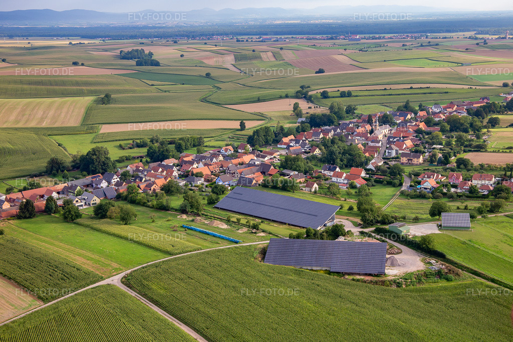 Luftbild: Ortsansicht von Süden in Siegen im Bundesland Bas-Rhin in Frankreich. Foto: IMG_137726.jpg vom 12.08.2023 durch Werner Riehm/FLY-FOTO.de