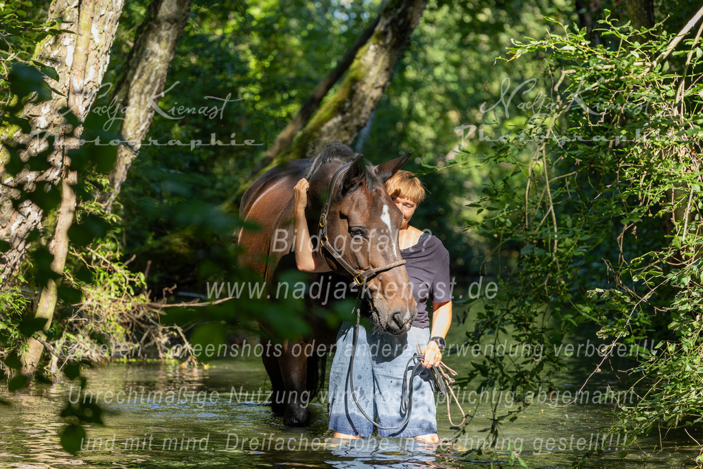 Auswahl_Photographie_Nadja_Kienast__IE_8227-Verbessert-RR | Ich biete Ihnen einzigartige und individuelle Fotoshootings mit Ihren Tieren.
In individuellen Coachings lernen Sie, wie sie von Ihrem Pferd, Ihrer Katze, Ihrem Hund oder einfach Ihrem persönlichen Lieblingstier eindrucksvolle Fotos machen können.