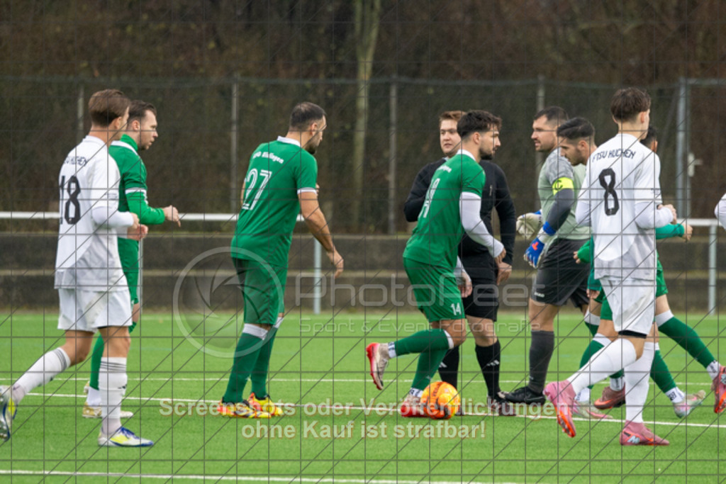 20251130_143634_0041 | #,KSG Eislingen (grün) vs. FTSV Kuchen (weiß), Fussball, Kreisliga A3 - Bezirk Neckar/Fils, 15. Spieltag, Saison 2025/2026, Kunstrasensportplatz am Eichenbach, Haldenstraße, 73054 Eislingen, 30.11.2025 - 14:30 Uhr,Foto: PhotoPeet-Sportfotografie/Peter Harich