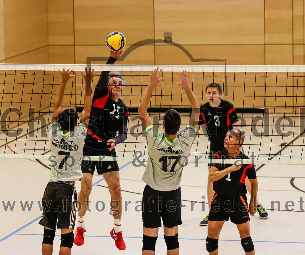 2021-11-27_134_TuS_Oberding_II_gegen_MTV_1881_Ingolstadt_III | Oberding, Deutschland, 27.11.2021:
Volleyball, Kreisliga 2021 / 2022, 5. Spieltag, TuS Oberding II gegen MTV 1881 Ingolstadt III, Endergebnis: 3:2

Gregor Bartkowski (TuS Oberding, #11), Karl Scholz (TuS Oberding, #3), Andreas Ruß (TuS Oberding, #1)

Foto: Christian Riedel / fotografie-riedel.net