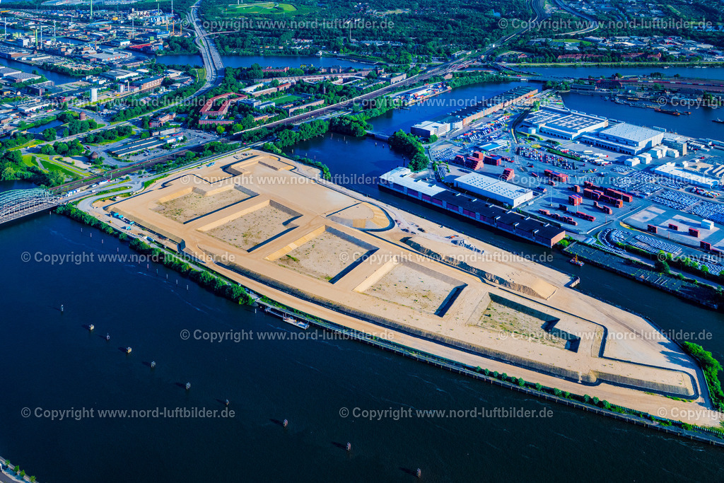 Hamburg_Grasbrook_Baustelle_Sandpolster_Hafencity_ELS_8196160625 | HAMBURG 20.06.2025 Abriß- und Erdarbeiten auf dem Gelände der ehemaligen Logistikzentrum- Ruine Überseezentrum am Schuhmacherwerder - Moldauhafen im Ortsteil Kleiner Grasbrook in Hamburg, Deutschland. Weiterführende Informationen bei: EGGERS Tiefbau GmbH,  HPA Hamburg Port Authority,  Hamburger Hafen und Logistik Aktiengesellschaft. // Demolition work on the site of the former logistics center ruin Ueberseezentrum on Schuhmacherwerder - Moldauhafen in the district Kleiner Grasbrook in Hamburg, Germany. Further information at: EGGERS Tiefbau GmbH,  HPA Hamburg Port Authority,  Hamburger Hafen und Logistik Aktiengesellschaft. Foto: Martin Elsen