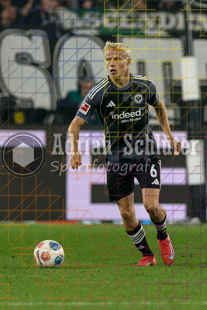 Borussia Mönchengladbach vs Eintracht Frankfurt - Bundesliga  | Mönchengladbach, Deutschland, 27.09.25:   Oscar Hojlund (Eintracht Frankfurt) in Aktion am Ball, Einzelaktion waehrend des Spiels der Bundesliga zwischen Borussia Mönchengladbach vs Eintracht Frankfurt im Stadion im Borussia Park(Foto von Brauer-Fotoagentur / Adrian Schlueter)
