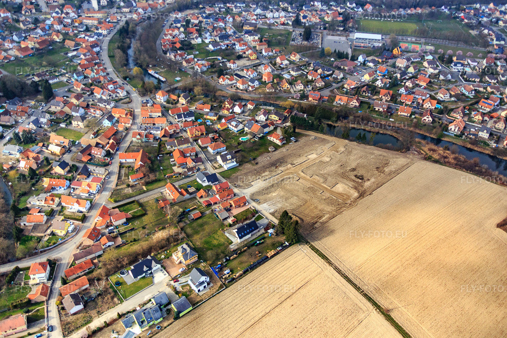 Vue aérienne: Aménagement du nouveau quartier résidentiel Rue de la Redoute à Offendorf dans le département Bas Rhin, France – .Photo: IMG_086619.jpg prise le 19/03/2016 par Werner Riehm/FLY-FOTO.eu – Résolution de l'original: 5472 x 3648 px