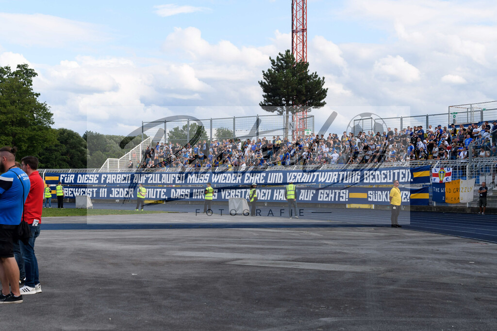 JENKOE20210808_056 | Fussball, Herren: . Innenansicht vom Ernst-Abbe-Sportfeld beim Spiel der 1. Runde im DFB-Pokal zwischen FC Carl Zeiss Jena und 1. FC Koeln im Ernst-Abbe-Sportfeld am 08.08.2021 in Jena, Deutschland.DFB / DFL REGULATIONS PROHIBIT ANY USE OF PHOTOGRAPHS AS IMAGE SEQUENCES AND/OR QUASI-VIDEO. - Realisiert mit Pictrs.com