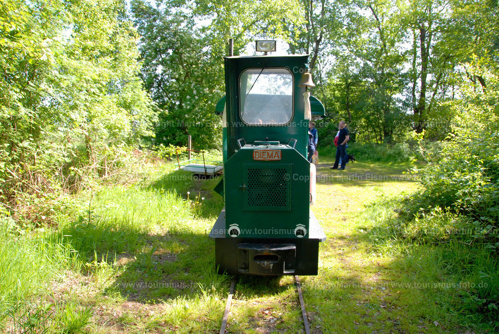 Moorkieker_DSC01 (6) | Aschhorn Drochtersen - Aufnahmedatum: 10.05.2009, Aufnahmehöhe:  m, Koordinaten:  - , Bildgröße: 3872 x  2592 Pixel - Copyright 2009 by Martin Elsen, Kontakt: Tel.: +49 157 74581206, E-Mail: info@schoenes-foto.deSchlagwörter: Moorkieker,Aschorner Moor,,Torfabbau, Wollgras,Torf,Fahrt,Zuf,Wagen,See,Wasser,Kinder,Landschaft, - Realisiert mit Pictrs.com