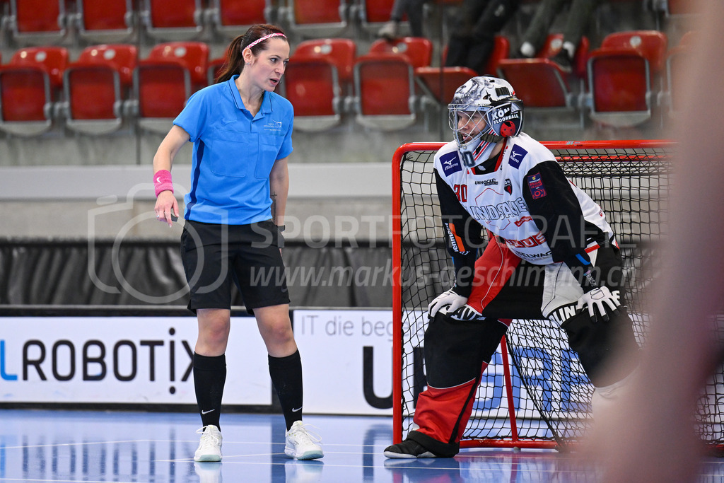 HC Rychenberg vs Floorball Köniz - 18. Dezember 2022 | HC Rychenberg vs Floorball Köniz
AXA Arena, Winterthur
Schiedsrichterin Sandra Zurbuchen im Gespräch mit Patrick Eder (#30 Floorball Köniz).
Bild: Sportfotografie Markus Aeschimann | www.markus-aeschimann.ch - Realisiert mit Pictrs.com