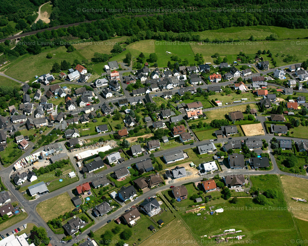 2611172 | FELLERDILLN 09.06.2006 Wohngebiet einer Einfamilienhaus- Siedlung  in Fellerdilln im Bundesland Hessen, Deutschland // Single-family residential area of settlement  in Fellerdilln in the state Hesse, Germany Foto: Gerhard Launer