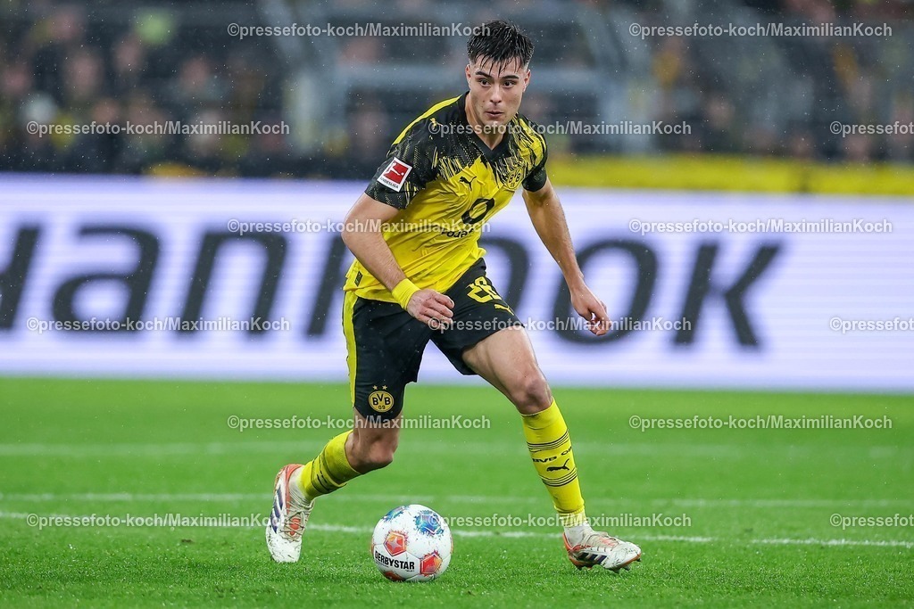 BVB07122501059 | 07.12.2025, Fußball, Borussia Dortmund - TSG 1899 Hoffenheimt, 1. Fußball Bundesliga, 13. Spieltag, Signal Iduna Park, Saison 2025 2026: Aaron Anselmino&nbsp;(BVB #28)  DFB regulations prohibit any use of photographs as image sequences and or quasi-video.