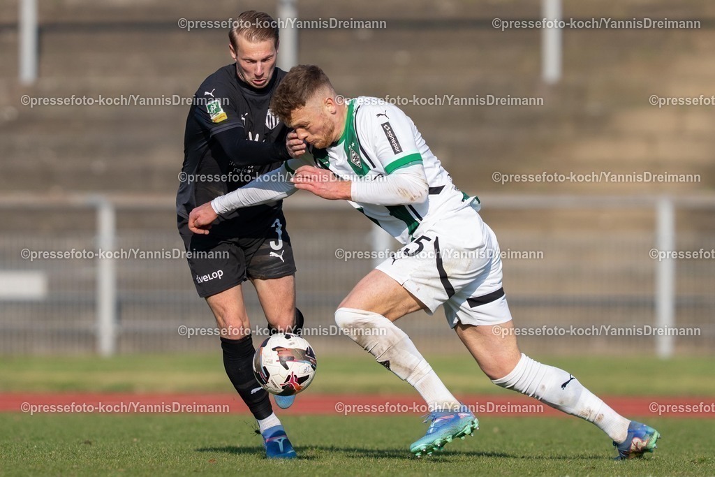 xYDR15032501092 | 15.03.2025, xydrx, Fußball, Borussia Mönchengladbach II (U23) - 1.FC Bocholt, Regionalliga West, Grenzlandstadion: Philipp Hanke (1. FC Bocholt #3) im Zweikampf gegen Lion Schweers (Borussia Moenchengladbach II #25)