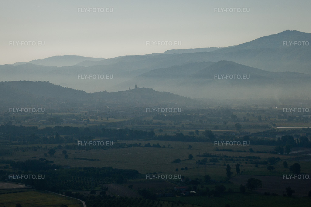 Vue aérienne: Vue de la ville à Castiglion Fiorentino dans le département Arezzo, Italie. Photo: IMG_27896.jpg prise le 30/05/2010 par Werner Riehm/FLY-FOTO.eu – Résolution de l'original: 4467 x 2978 px