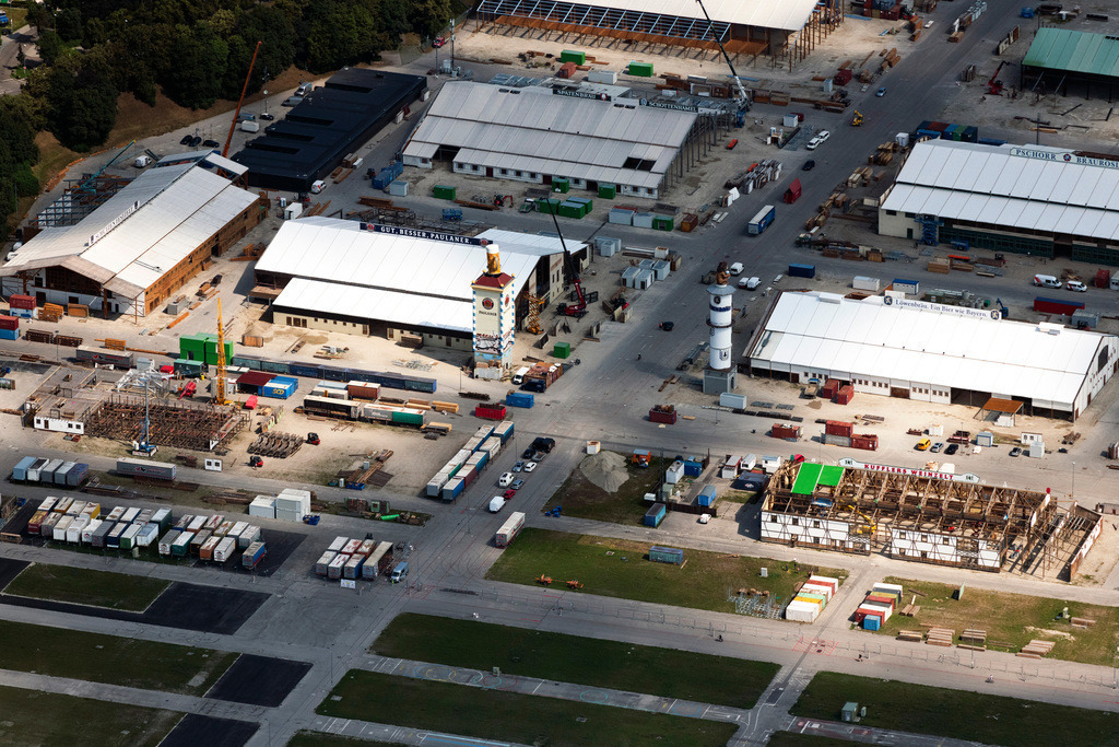 dr__0048530.jpg | MüNCHEN 19.07.2024 Aufbauarbeiten auf dem Festgelände des Münchener Oktoberfestes auf der Theresienwiese an der Wirtsbudenstraße in München im Bundesland Bayern. Der Aufbau der großen Festzelte der Brauereien des mundartlich Wiesn genannten Volksfestes beginnt zwei Monate vor Eröffnung. // Area of the Munich Oktoberfest at the Theresienwiese on street Wirtsbudenstrasse in Munich, Bavaria. Foto: Daniel Reiter