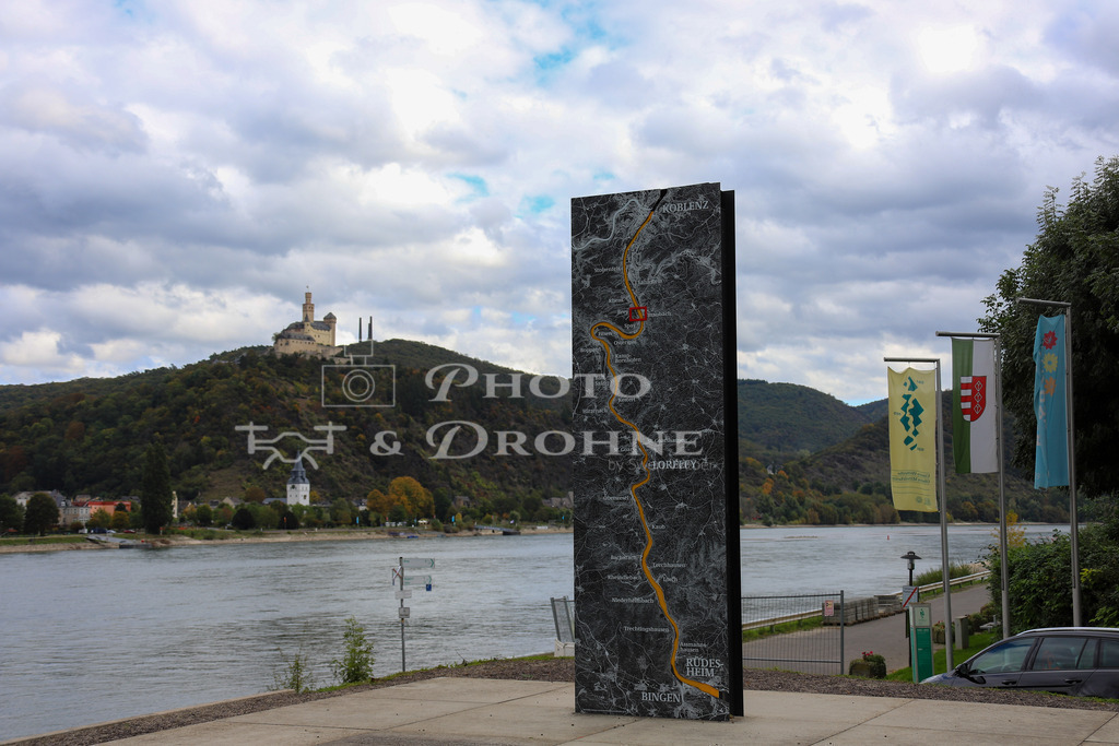 Marksburg-2240 | Ausser der Mittelrhein-Stele ist auch noch die Marksburg zu erkennen - Realisiert mit Pictrs.com