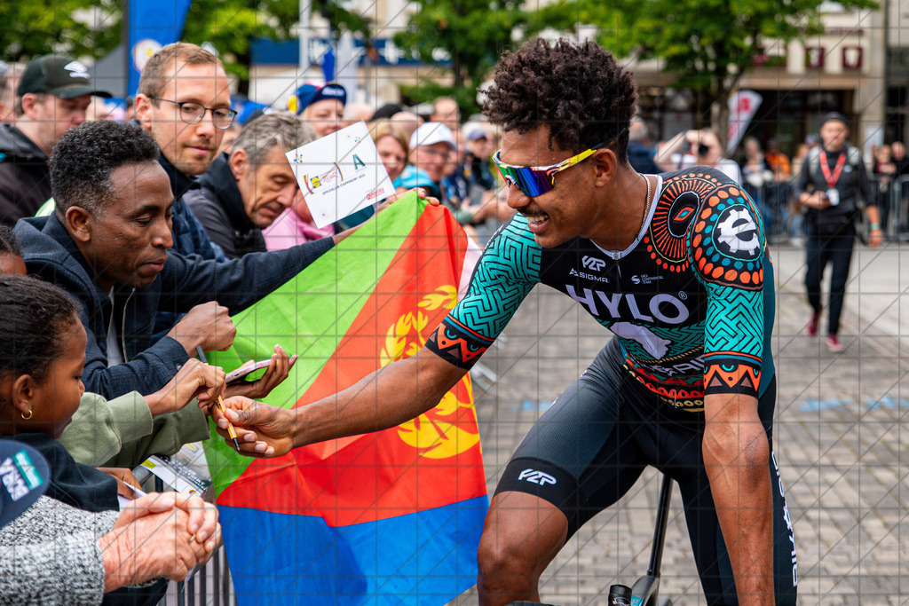 DeutschlandTour 2025 | Etappe 3 - Arnsberg (Start) | //  23.08.25: DeutschlandTour 2025 | Etappe 3 - Arnsberg (Start) / Arnsberg / Deutschland  //   CREDIT:www.bullenfotos.de, Martin König, Hörner Weg 40, D-49078 Osnabrück, +4917663732967 // Nutzung und Weitergabe nur zu den vereinbarten Zwecken. Presseanfragen an Ersteller. Alle Rechte beim Ersteller. Honorierung nach MFM. - Realisiert mit Pictrs.com