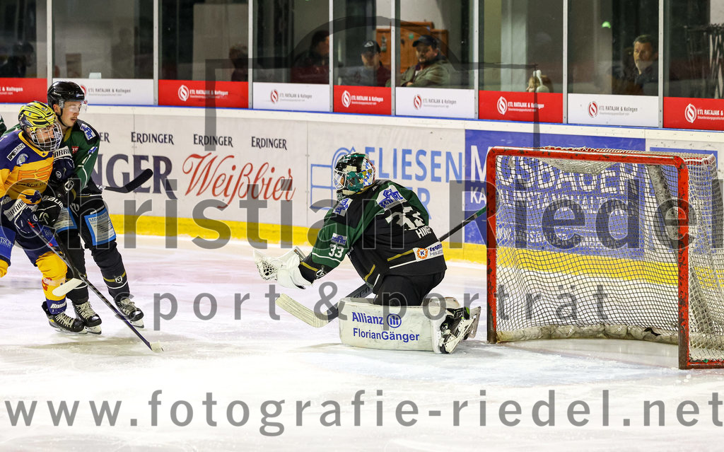 2022-10-30_023_TSV_Erding_gegen_ESC_Riverrats_Geretsried | Erding, Deutschland, 30.10.2022:
Eishockey, Bayernliga 2022 / 2023, 9. Spieltag, TSV Erding gegen ESC Riverrats Geretsried, Endergebnis: 3:5

Sebastian Busch (Erding Gladiators, #11), Torwart Thomas Hingel (Erding Gladiators, #33)

Foto: Christian Riedel / fotografie-riedel.net