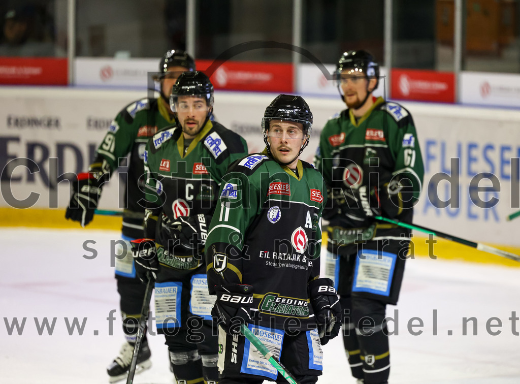 2022-10-30_094_TSV_Erding_gegen_ESC_Riverrats_Geretsried | Erding, Deutschland, 30.10.2022:
Eishockey, Bayernliga 2022 / 2023, 9. Spieltag, TSV Erding gegen ESC Riverrats Geretsried, Endergebnis: 3:5

Philipp Michl (Erding Gladiators, #77), Sebastian Busch (Erding Gladiators, #11), Roni Rukajärvi (Erding Gladiators, #61)

Foto: Christian Riedel / fotografie-riedel.net