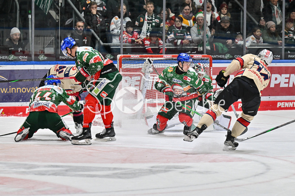 Augsburger Panther - Nürnberg Ice Tigers | In dieser Szene blockt Florian ELIAS (Augsburger Panther #67) den Schuss von Cole MAIER (Nürnberg Ice Tigers #14) / DEL: Augsburger Panther - Nuernberg Ice Tigers, Curt Frenzel Stadion am 06.12.2024