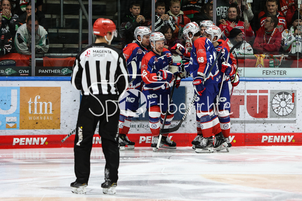 Augsburger Panther - Nürnberg ICE Tigers | Jubel der Gaeste nach dem Treffer zum 0-1 durch Daniel SCHMOELZ (NIT #25) / Freude / Tor / Torschuetze / DEL Retro Spiel