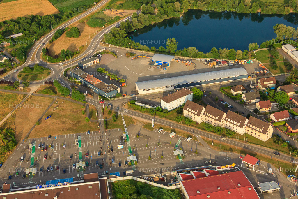 Vue aérienne: Direction Départementale de l'Equipement du Bas-Rhin et Centre d'entretien et d'intervention Autoroutier de Soufflenheim (Alsace) à l'Ancienne gravière de Soufflenheim à Soufflenheim dans le département Bas Rhin, France – .Photo: IMG_30551.jpg prise le 09/07/2010 par Werner Riehm/FLY-FOTO.eu – Résolution de l'original: 4752 x 3168 px – Mobilité et transport - Alsace