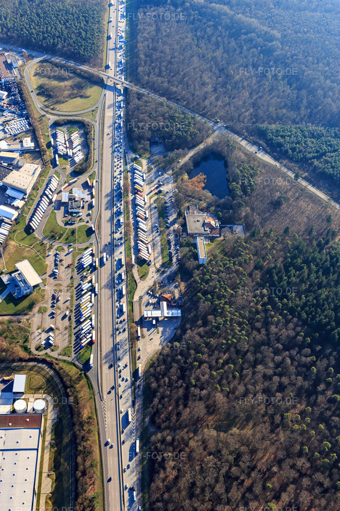 Luftbild: Autobahnraststätten: Tank & Rast Raststätte Bruchsal West und Serways Raststätte Bruchsal Ost an der A5 aus Norden in Forst im Bundesland Baden-Württemberg in Deutschland.Foto: IMG_097297.jpg vom 10.03.2017 durch Werner Riehm/FLY-FOTO.deBruchsal WestBruchsal Ost - Serways.de