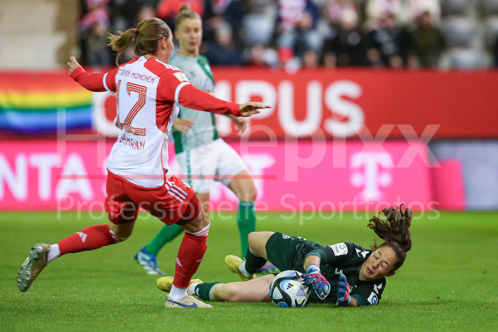 Fussball, Google Pixel Frauen-Bundesliga, FC Bayern München - SV Werder Bremen | v.li.: Sydney Lohmann (FC Bayern München, 12) und Livia Peng (Torhüterin, Torwart, SV Werder Bremen, 1) pariert den Ball, Parade, Glanzparade, hält den Ball, Action, Aktion, DIE DFB-RICHTLINIEN UNTERSAGEN JEGLICHE NUTZUNG VON FOTOS ALS SEQUENZBILDER UND/ODER VIDEOÄHNLICHE FOTOSTRECKEN. DFB REGULATIONS PROHIBIT ANY USE OF PHOTOGRAPHS AS IMAGE SEQUENCES AND/OR QUASI-VIDEO.