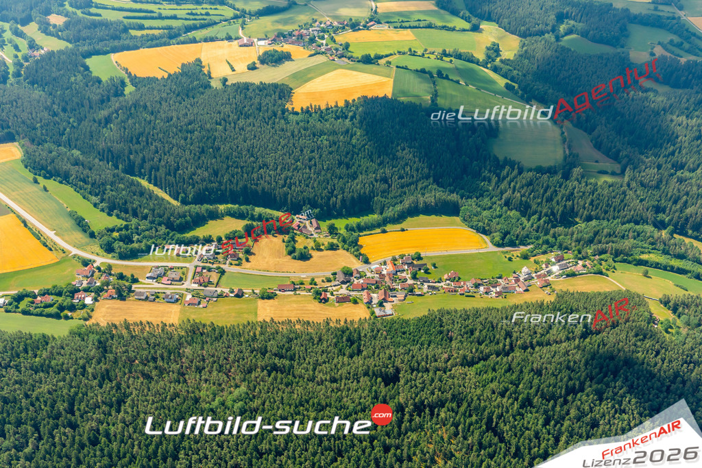Das Luftbild zeigt : Atzenhof Trausnitz - Die Luftaufnahme wurde 2023 vom UL-Flugzeug aus erstellt ( keine Drohne ) - Hochauflösende Luftaufnahme - Für grossformatige Ausdrucke geeignet. Die Geschenkidee !Mit Lizenz und Bildrechte bestellbar