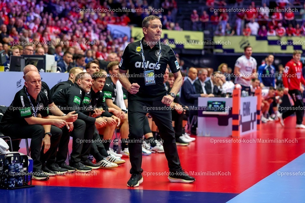 EHF24012603098 | 24.01.2026, Handball, Men's EHF EURO 2026, Deutschland - Norwegen, Jyske Bank Boxen in Herning, Dänemark, Main Round: Headcoach Alfred Gislason (Germany #hc) gestikulierend am Spielfeldrand  