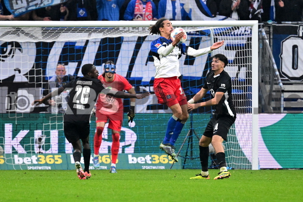 KBS Picture_HSV-Wolfsburg_029 | v.l. Kumbedi Sael (VfL Wolfsburg) , Poulsen Yussuf (HSV) , Koulierakis Konstantinos (VfL Wolfsburg) ,Sportplatz :  Volksparkstadion, - Realisiert mit Pictrs.com