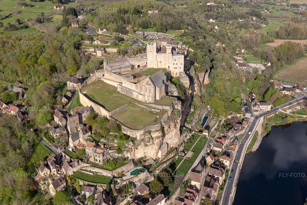 Aerial view: Castle complex of the Château de Beynac in Beynac-et-Cazenac in the state Dordogne, France. – Photo: IMG_113509.jpg taken on 04/16/2019 by Werner Riehm/FLY-FOTO.com – Resolution of the original: 5472 x 3648 px