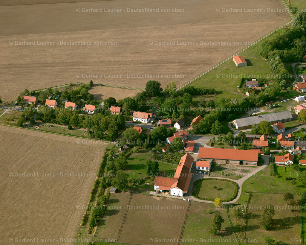 2638837 | Wülperode 23.08.2006 Landwirtschaftliche Nutzflächen und Feldgrenzen  umsäumen das Siedlungsgebiet des Dorfes in Vienenburg im Bundesland Sachsen-Anhalt, Deutschland // Agricultural land and field boundaries surround the settlement area of the village  in Vienenburg in the state Saxony-Anhalt, Germany Foto: Gerhard Launer