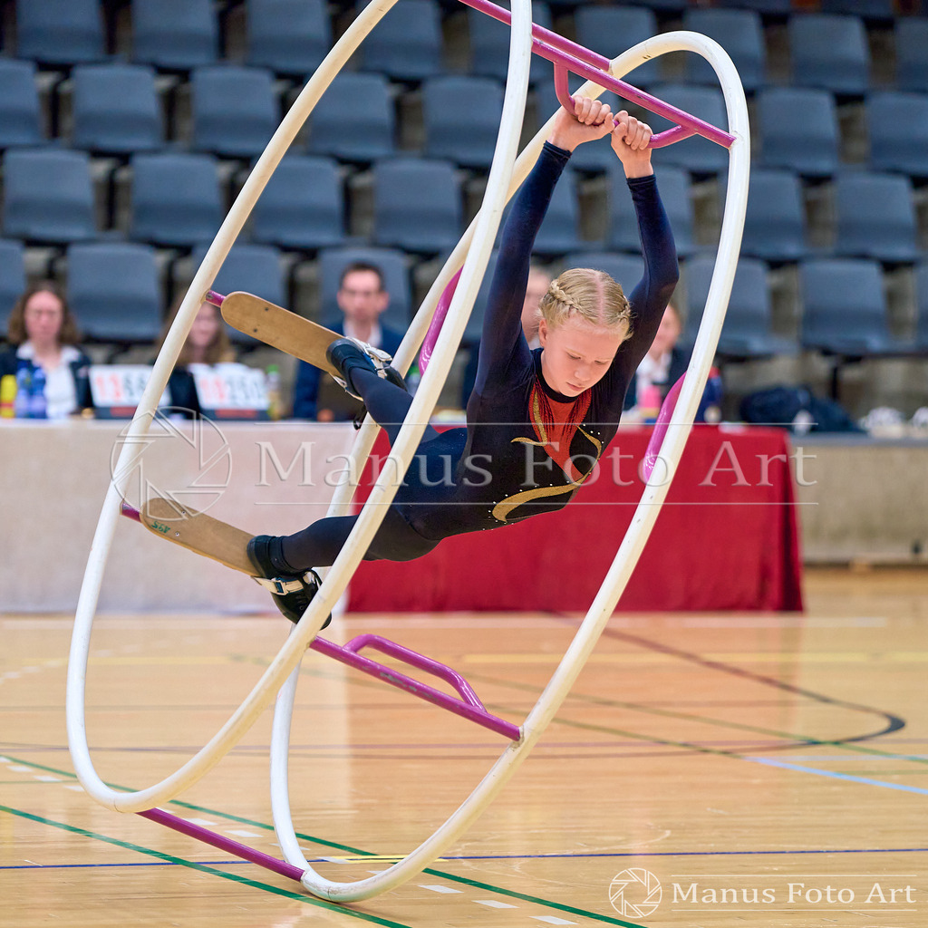 2024-11-09-5-D-DSC02432 | Professionelle Sportfotografie in Hamburg, Schleswig-Holstein und Niedersachsen – spezialisiert auf Rhönrad, Geräteturnen, Leistungsturnen und rhythmische Sportgymnastik. Bundesweite Begleitung von Rhönrad-Events. Jetzt Sport-Fotos - Realisiert mit Pictrs.com