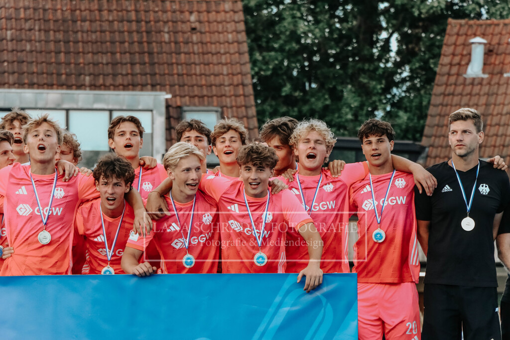 EM_MU18_F_GER-BEL_Lille_bearbeitet_Pokalbilder (18 von 137) | lanaschraderfotografie - Realisiert mit Pictrs.com