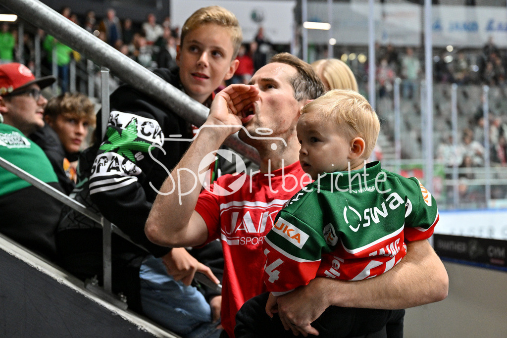 Augsburger Panther - Kölner Haie | die Augsburger Panther feiern zusammen mit den Fans den Heimsieg gegen die Kolner Haie  / Nolan ZAJAC (Augsburger Panther #44) / Humba / DEL: Augsburger Panther - Kölner Haie, Curt Frenzel Stadion am 29.09.2024
