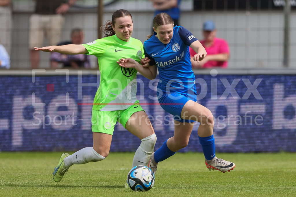 Fussball, 2. Frauen-Bundesliga, SV Meppen - VfL Wolfsburg II | v.li.: Yasu Wöhrn (VfL Wolfsburg II, 2) und Laura Bröring (SV Meppen, 6) im Zweikampf, Duell, Dynamik, Aktion, Action, Spielszene, DIE DFB-RICHTLINIEN UNTERSAGEN JEGLICHE NUTZUNG VON FOTOS ALS SEQUENZBILDER UND/ODER VIDEOÄHNLICHE FOTOSTRECKEN. DFB REGULATIONS PROHIBIT ANY USE OF PHOTOGRAPHS AS IMAGE SEQUENCES AND/OR QUASI-VIDEO.