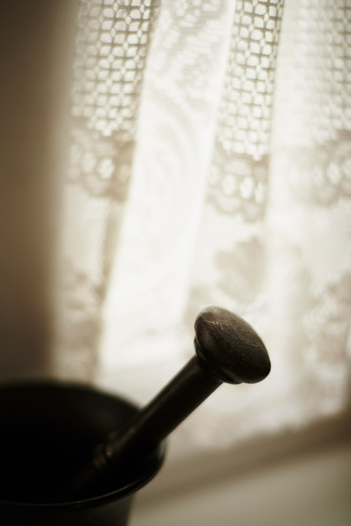 Gewürz Mörser in der Kueche | Wien, Austria - June 15, 2014: Gewürz Mörser in der Küche, dahinter weiße Gardinen. - Realisiert mit Pictrs.com