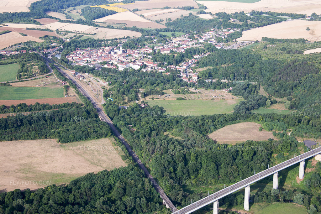 Aerial view: Railway bridge structure for the route of the TGV railway line in Thiaucourt-Regniéville in the state Meurthe et Moselle, France. – Photo: IMG_083278.jpg taken on 07/12/2015 by Werner Riehm/FLY-FOTO.com – Resolution of the original: 5472 x 3648 px
