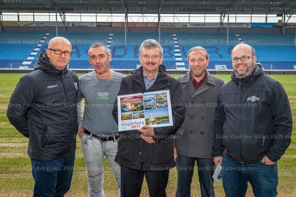 15800436_274295459652632_54180198182427731_o | Manchmal kommt man näher heran, als man es je erwartet hätte---Dieses Foto entstand 2017 bei der Übergabe unseres ersten Luftbildkalenders von Magdeburg an den 1. FC Magdeburg. Gemeinsam mit meiner Partnerfirma VEB-Bild aus Stendal überreichten wir den Kalender an den damaligen Präsidenten Peter Fechner.--- Die Idee, einen hochwertigen Luftbildkalender zu entwickeln, war Wirklichkeit geworden und fand ihren Weg bis zum 1. FC Magdeburg.---Immer wieder staune ich darüber, wohin mich die Fotografie geführt hat. Als Fotograf kommt man manchmal erstaunlich nah an Menschen und Ereignisse heran, die man sonst nur aus den Medien kennt. Genau diese Begegnungen gehören für mich zu den schönsten Geschichten hinter der Kamera. Danke Dirk für unsere Partnerschaft - Realisiert mit Pictrs.com