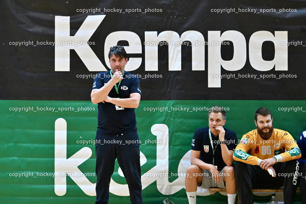 SC Ferlach vs. HSG Xentis Lipizzanerheimat | Headcoach SC Ferlach BEGUS Robert, Tormann Trainer SC Ferlach Hoezl Christoph, #96 KONECNY Micha Martin SC Ferlach, SC Ferlach vs. HSG Xentis Lipizzanerheimat, SC Ferlach vs. HSG Xentis Lipizzanerheimat am 18.04.2026 in Ferlach (Ballspielhalle Ferlach), Austria, (Photo by Bernd Stefan)